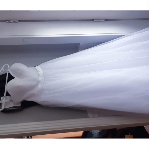 Wedding dress fits size 8 to 12 because of the adjustable back clean dress - Picture 3 of 11